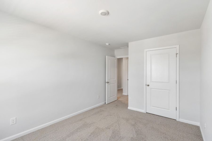 Spacious, unfurnished interior of a new home in Carolina Groves, Moncks Corner (Image 15).
