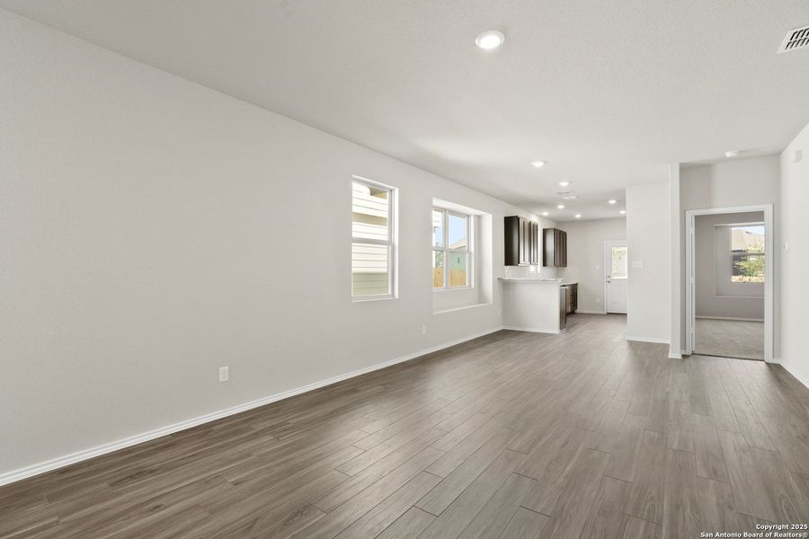 Spacious, unfurnished interior of a new home in Blue Ridge Ranch, San Antonio (Image 23).