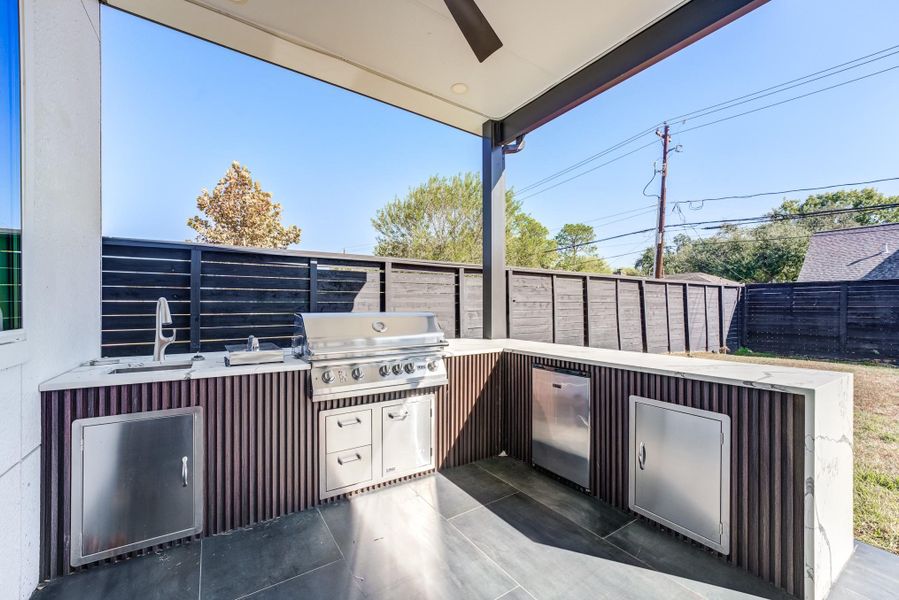 Exterior details and patio area of a home in Avondale, Houston (Image 25).