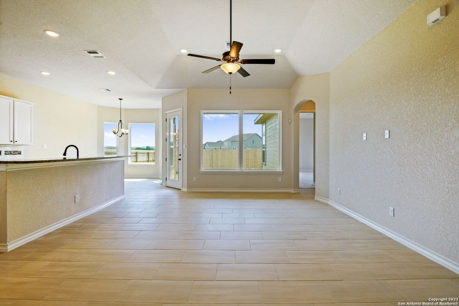 Spacious, unfurnished interior of a new home in Comanche Ridge, San Antonio (Image 21).