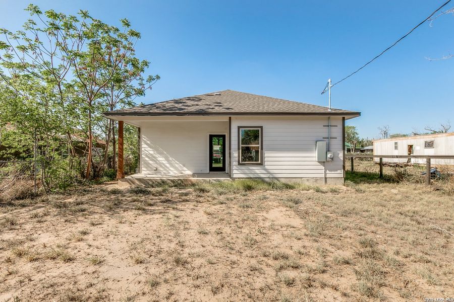 Exterior details and patio area of a home in , Poteet (Image 4).