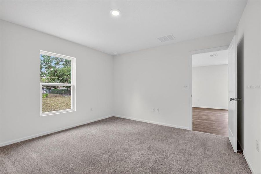 Spacious, unfurnished interior of a new home in Rainbow Lakes Estates, Dunnellon (Image 13).