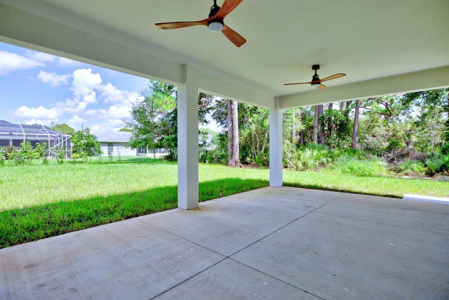 Exterior details and patio area of a home in , Sebring (Image 1).