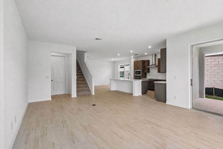 Spacious, unfurnished interior of a new home in Harrell Oaks, Orlando (Image 9).
