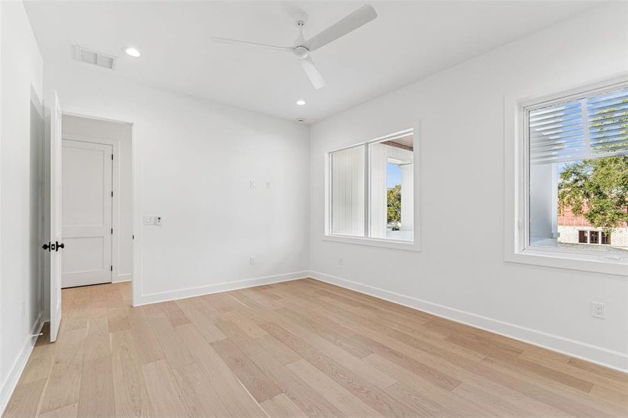Spacious, unfurnished interior of a new home in , Tampa (Image 81).