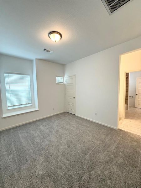 Spacious, unfurnished interior of a new home in , Iowa Colony (Image 14).