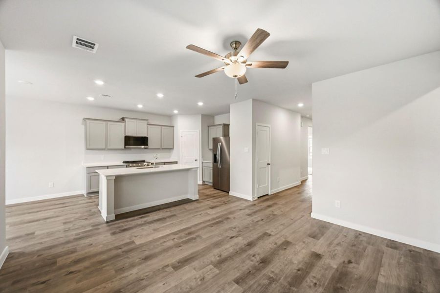 Spacious, unfurnished interior of a new home in Crockett Meadows, Conroe (Image 17).