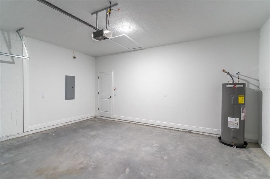 Spacious, unfurnished interior of a new home in , Ocala (Image 25).