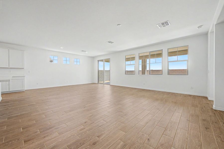 Spacious, unfurnished interior of a new home in Las Ventanas, Goodyear (Image 10).
