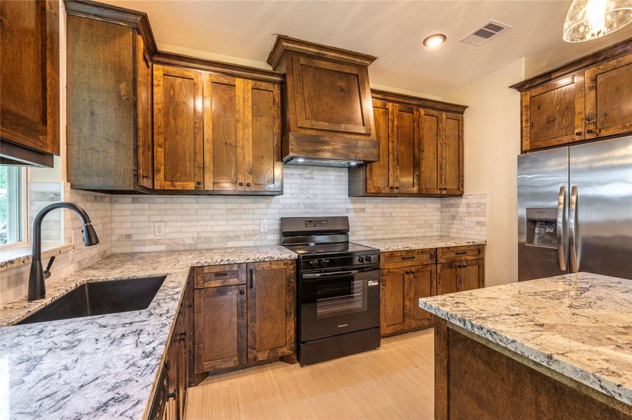 Furnished interior view inside a new home in , Texas City (Image 9).