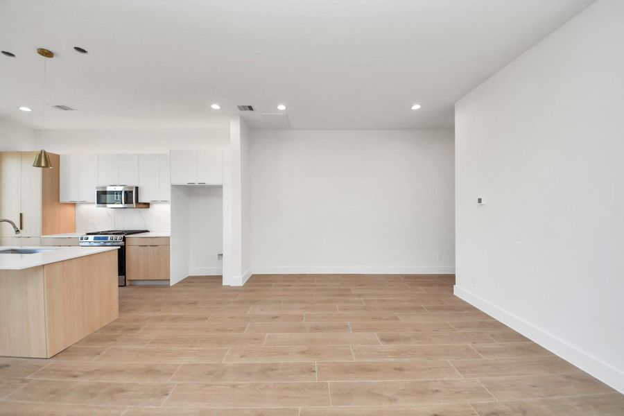 Spacious, unfurnished interior of a new home in , Houston (Image 26).