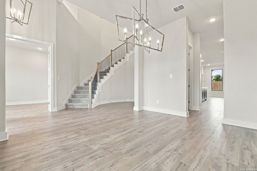 Spacious, unfurnished interior of a new home in Haby Hill 60s, San Antonio (Image 13).