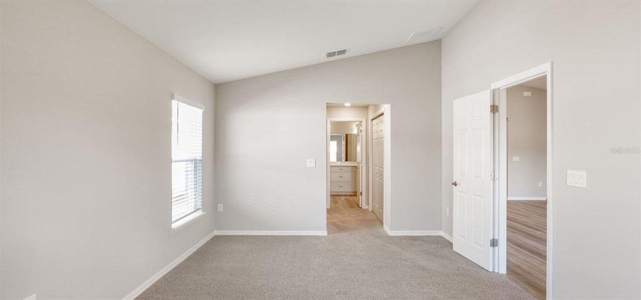 Spacious, unfurnished interior of a new home in Stonebridge North, Zephyrhills (Image 19).