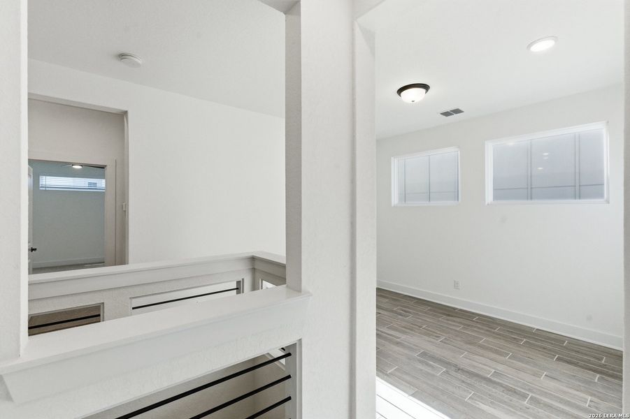 Spacious, unfurnished interior of a new home in Rose Hill, San Antonio (Image 26).