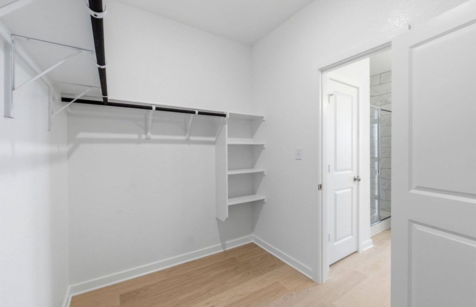 Spacious, unfurnished interior of a new home in Sunfield, Buda (Image 27).
