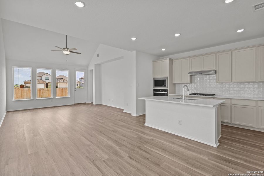 Spacious, unfurnished interior of a new home in Rhine Valley, Schertz (Image 13).