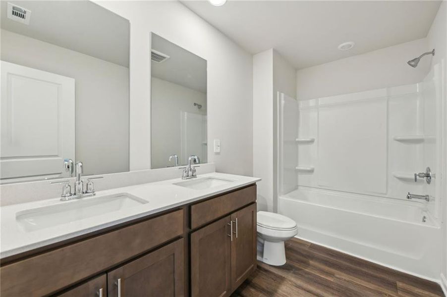 Furnished interior view inside a new home in Ivey Township, Dallas (Image 5).