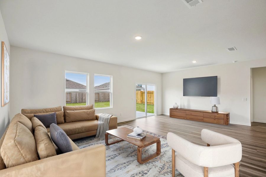 Representative furnished interior of a home built from the Sagan by Starlight Homes in Ashland, Angleton (Image 6).