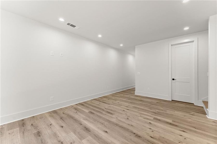 Spacious, unfurnished interior of a new home in , Gainesville (Image 25).
