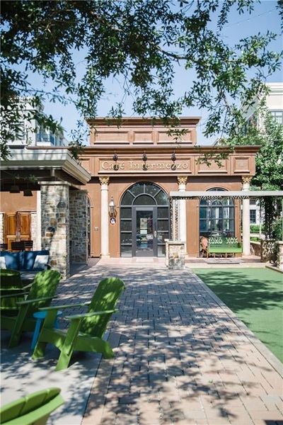 Dine outdoors at one of Avalon’s many restaurants just a short walk away. Dine outdoors at one of Avalon’s many restaurants just a short walk away.