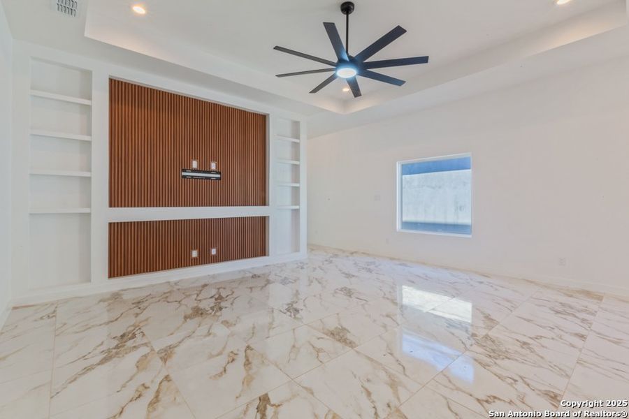 Spacious, unfurnished interior of a new home in , Laredo (Image 24).