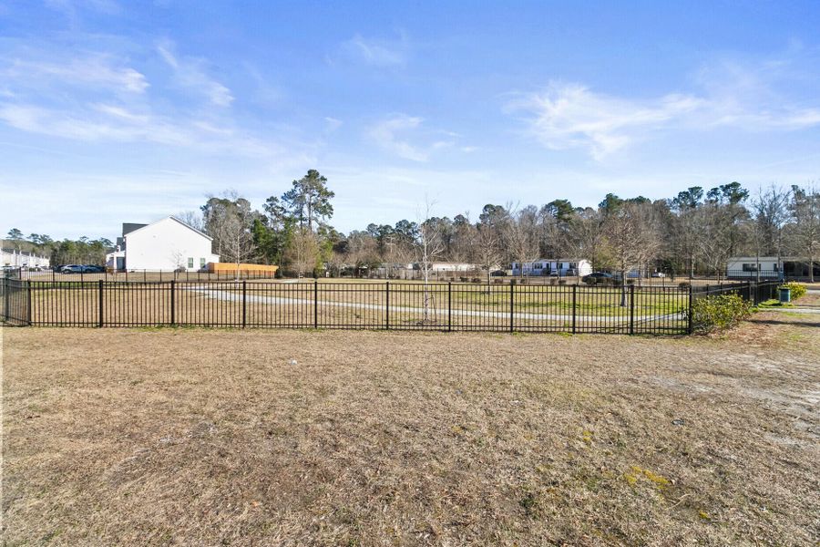 Community amenities in , Summerville (Image 36).