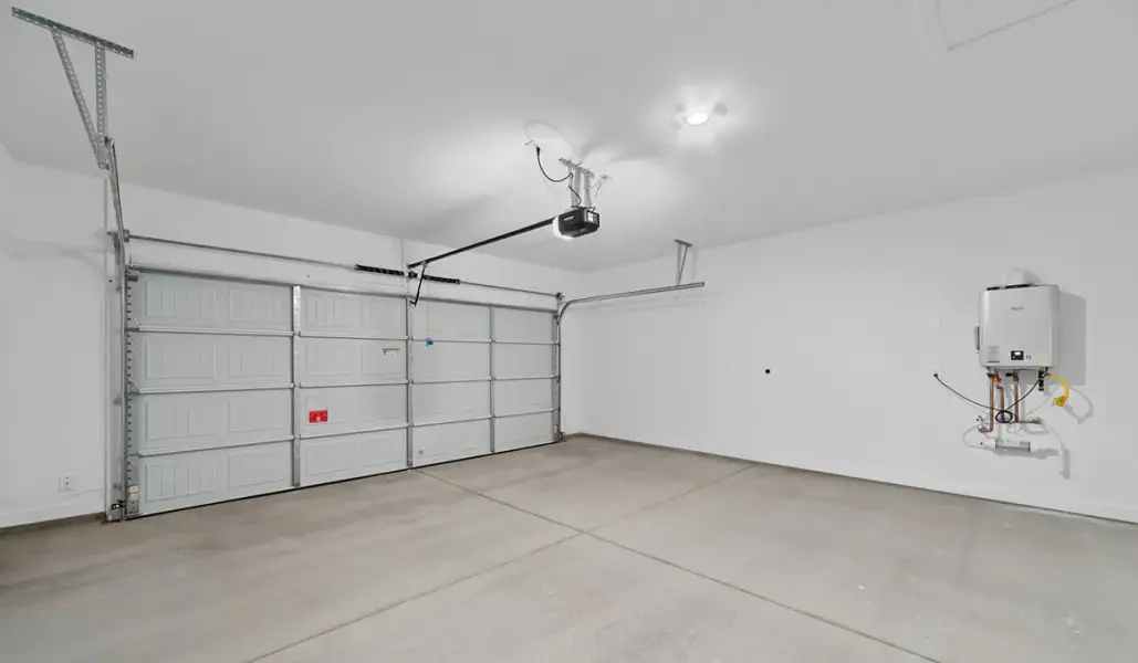 Spacious, unfurnished interior of a new home in Blackhawk, Tucson (Image 20).