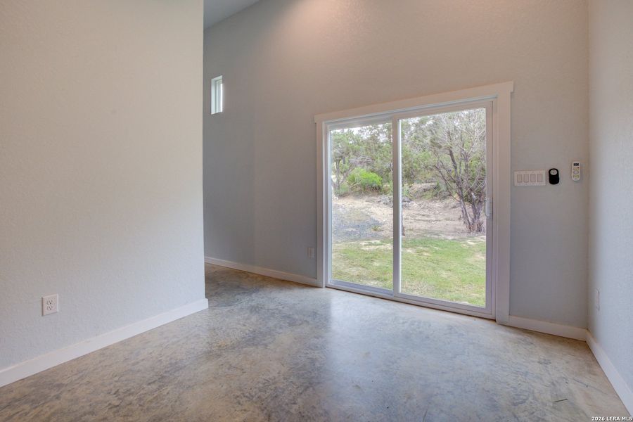 Spacious, unfurnished interior of a new home in , Canyon Lake (Image 9).