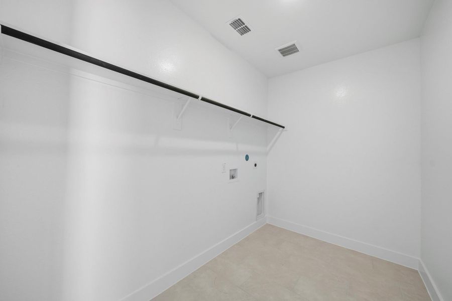 Spacious, unfurnished interior of a new home in Sienna 45', 50', Missouri City (Image 7). Spacious, unfurnished interior of a new home in Sienna 45', 50', Missouri City (Image 7).