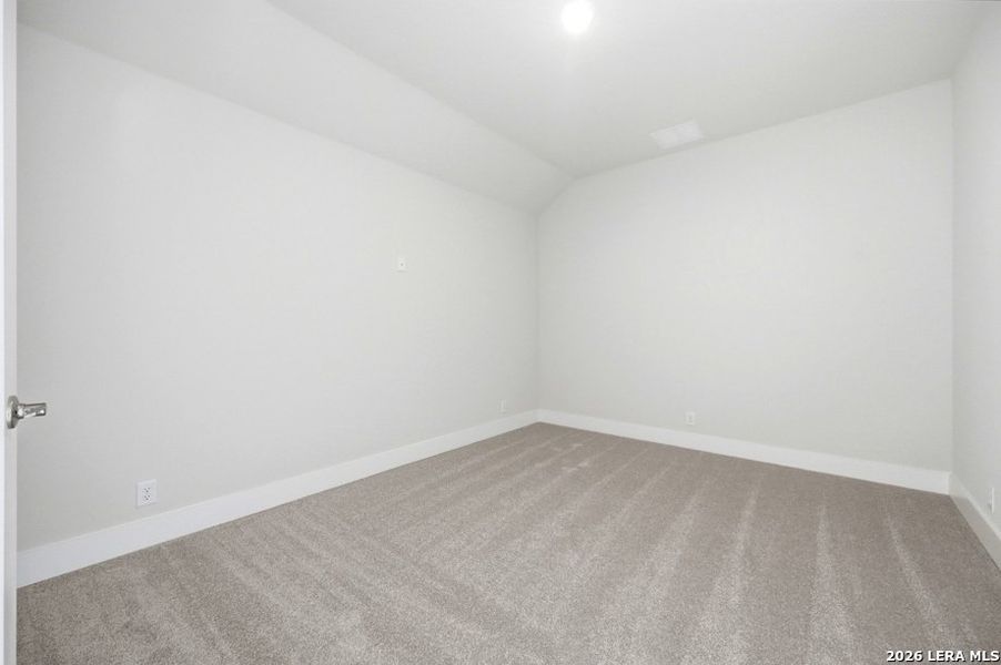 Spacious, unfurnished interior of a new home in Venado Crossing, Cibolo (Image 20).