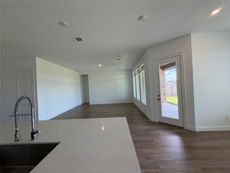 Spacious, unfurnished interior of a new home in Cross Creek West, Fulshear (Image 23).