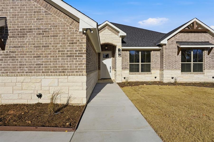 Exterior details and patio area of a home in , Granbury (Image 3).
