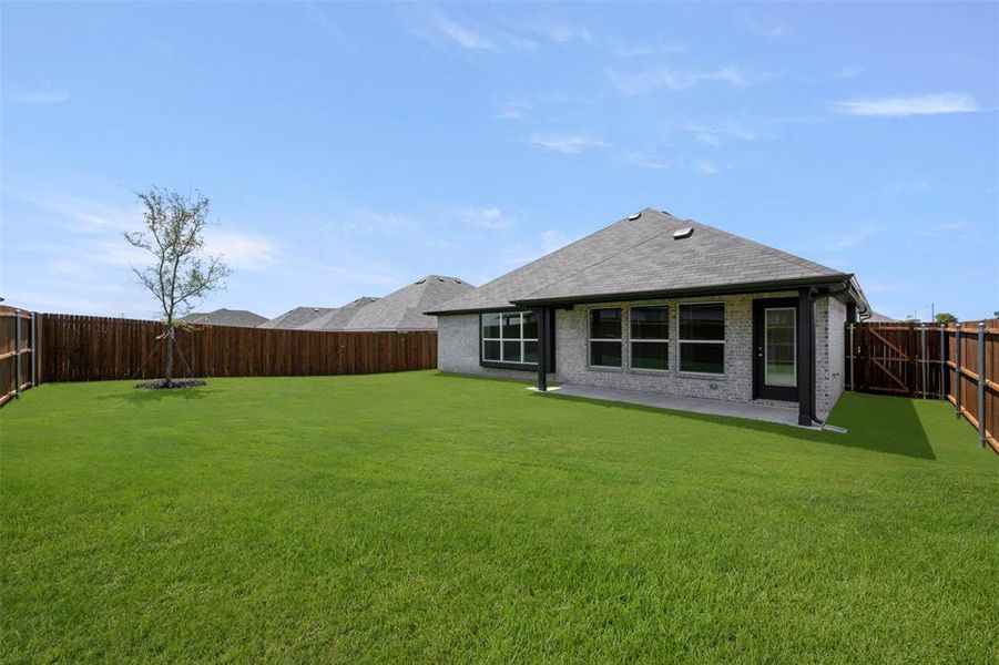 Exterior details and patio area of a home in Summer Crest, Fort Worth (Image 23).