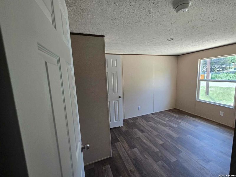Spacious, unfurnished interior of a new home in , Canyon Lake (Image 7).