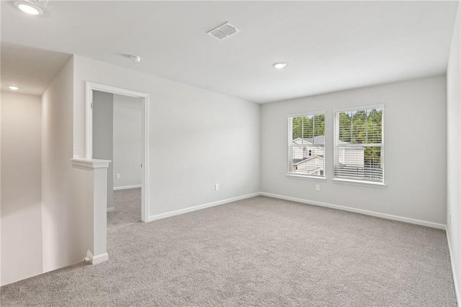 Spacious, unfurnished interior of a new home in Ivey Township, Dallas (Image 31).