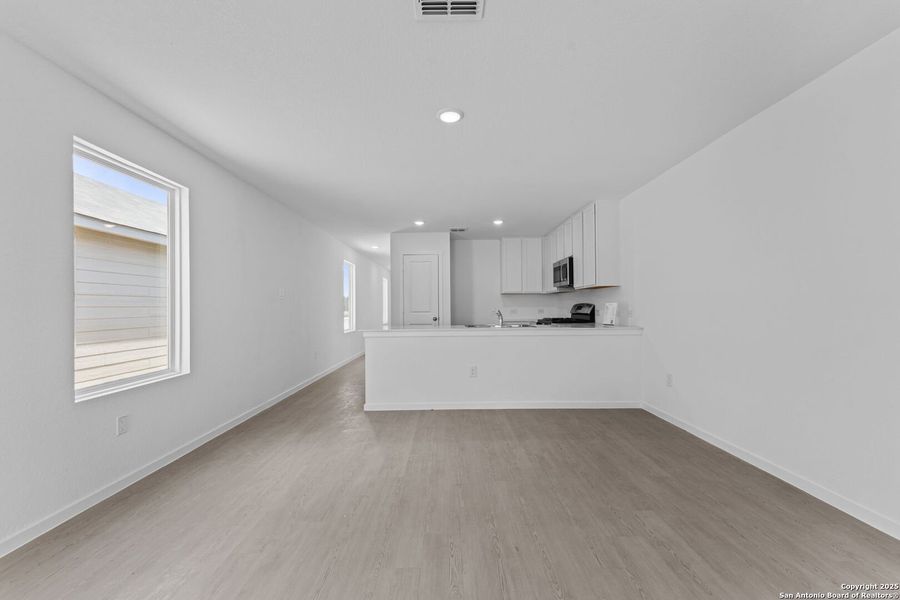 Spacious, unfurnished interior of a new home in Torian Village: Belmar Collection, San Antonio (Image 10).