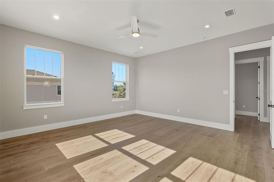 Spacious, unfurnished interior of a new home in , St. Petersburg (Image 49).