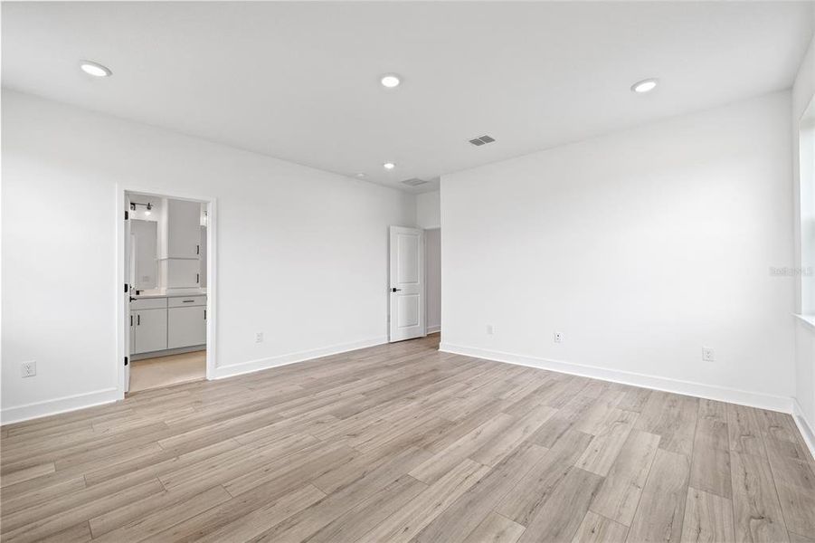 Spacious, unfurnished interior of a new home in Vivir, Valrico (Image 29).