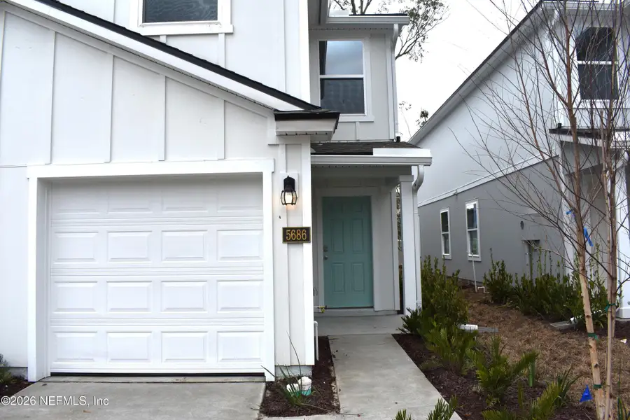 Exterior details and patio area of a home in Irongate Villas, Jacksonville (Image 4).