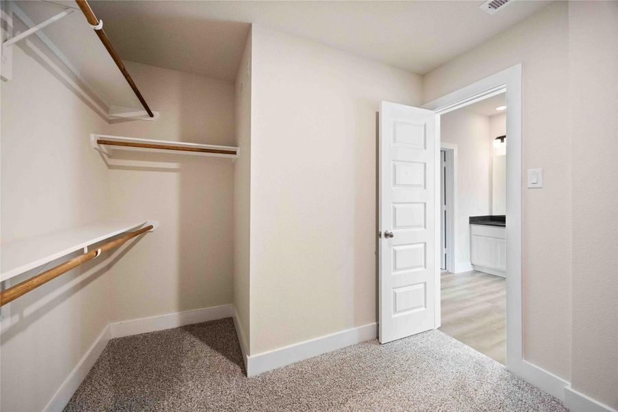 Spacious, unfurnished interior of a new home in Alicante, Houston (Image 13).