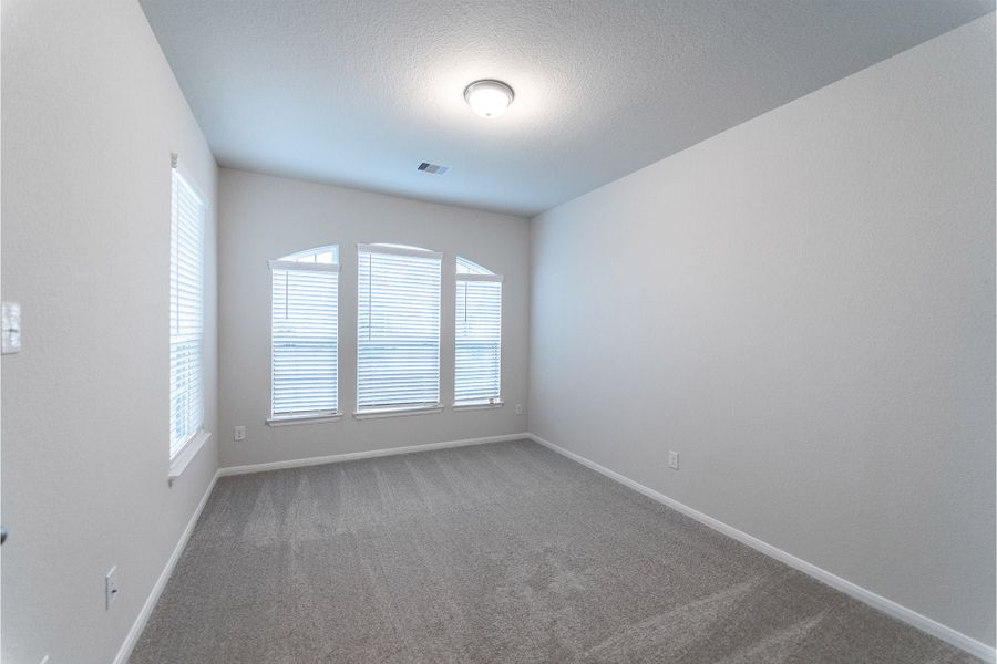 Spacious, unfurnished interior of a new home in Canterra Creek, Rosharon (Image 30).