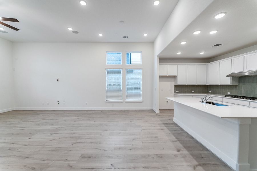 Spacious, unfurnished interior of a new home in Santa Rita Ranch, Georgetown (Image 13).