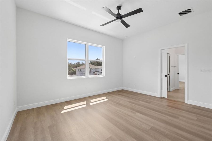 Spacious, unfurnished interior of a new home in , Tampa (Image 20).