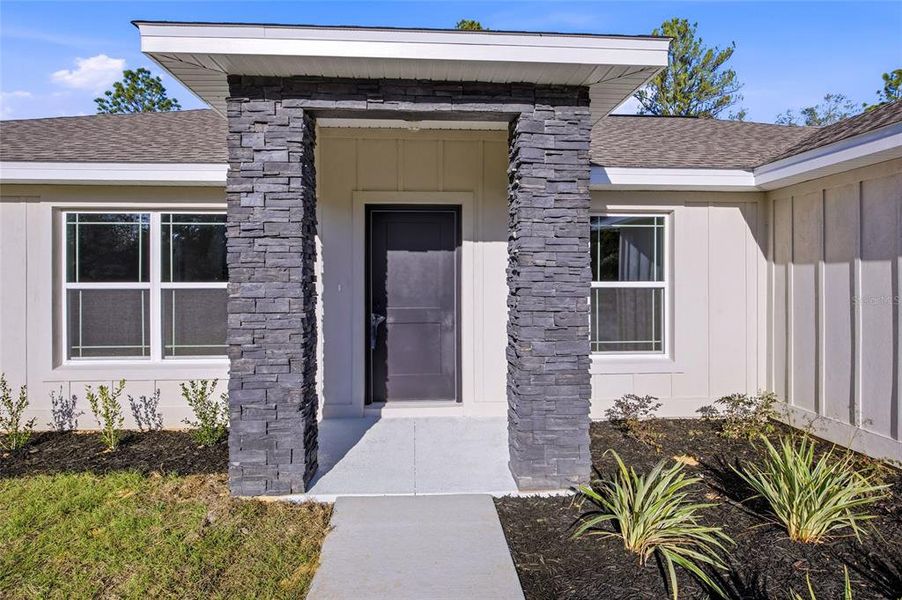 Exterior details and patio area of a home in , Citrus Springs (Image 19).