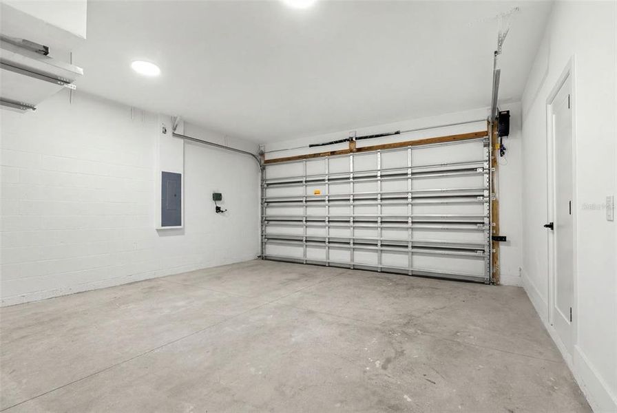 Spacious, unfurnished interior of a new home in , Tampa (Image 10).