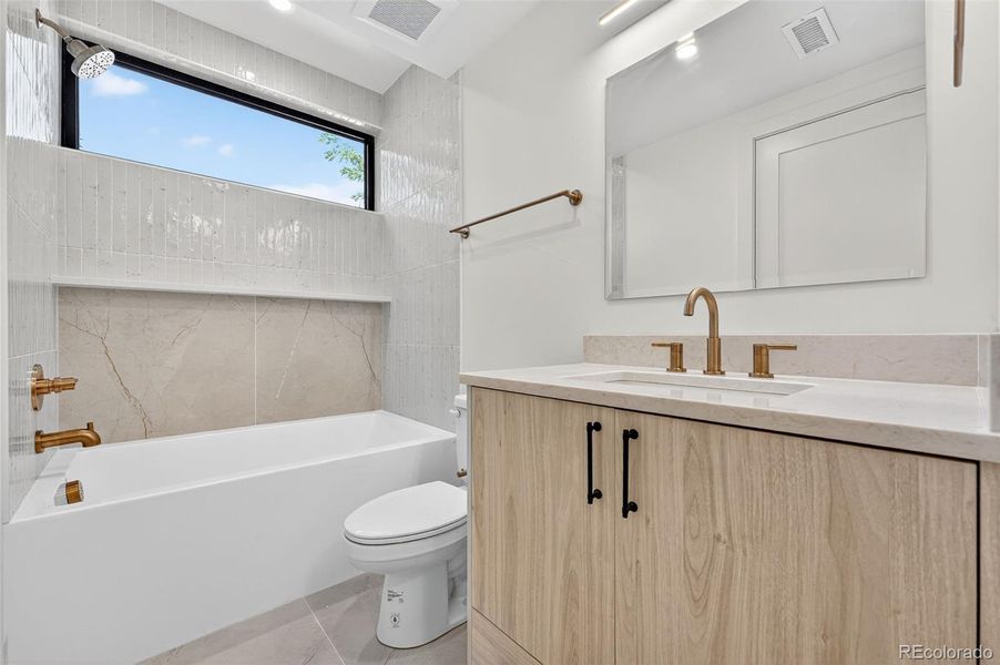 Secondary ensuite bath