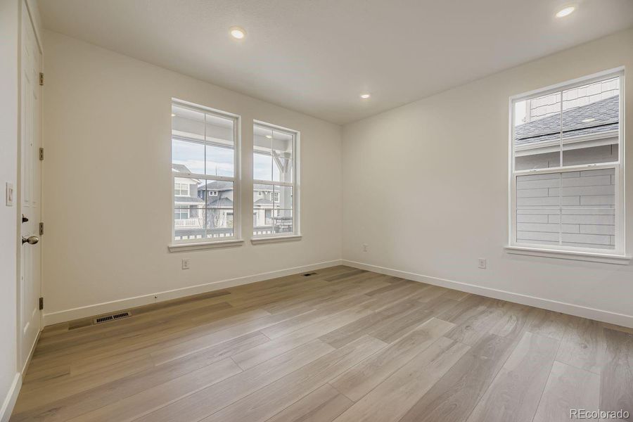 Spacious, unfurnished interior of a new home in Ken-Caryl Ranch, Littleton (Image 12).