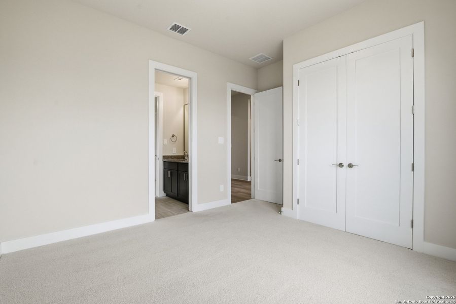 Spacious, unfurnished interior of a new home in Haby Hill 60s, San Antonio (Image 33).