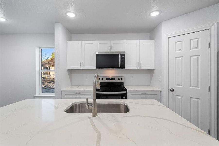 Furnished interior view inside a new home in , Corsicana (Image 10).