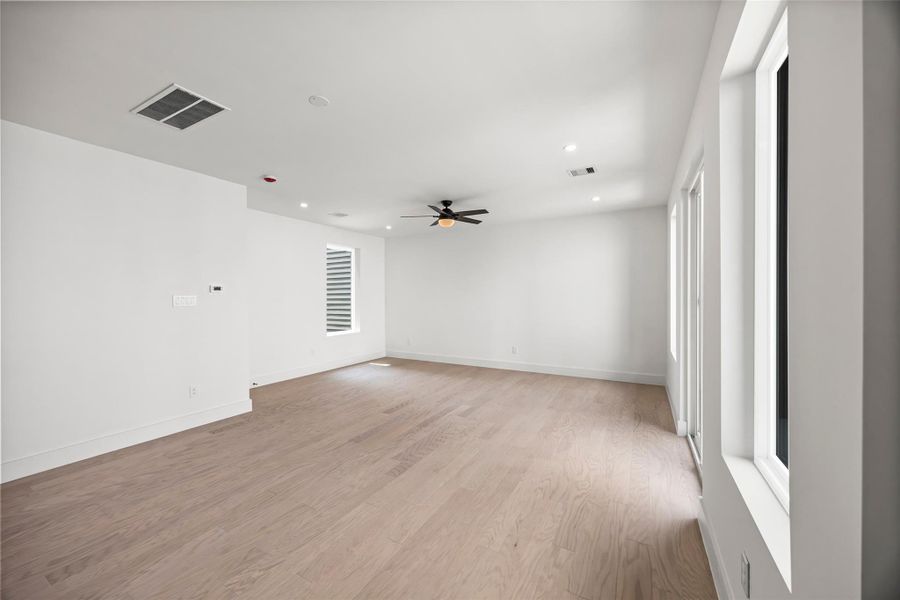 Spacious, unfurnished interior of a new home in , Houston (Image 23).